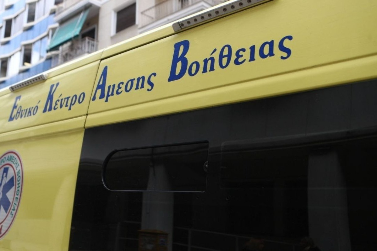 Σφοδρή σύγκρουση αυτοκινήτων στο Γαλαξίδι ‑ Ένα άτομο απεγκλωβίστηκε χωρίς τις αισθήσεις του