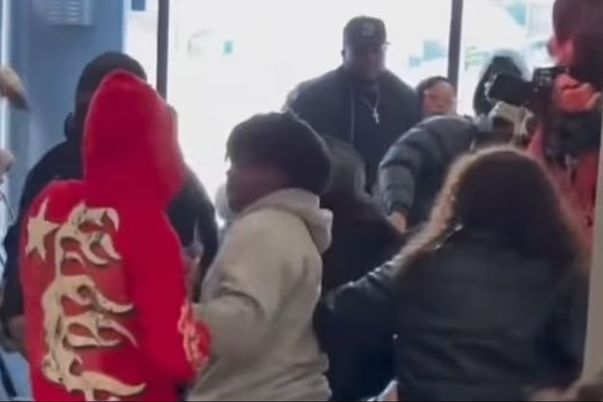 Καυγάς χωρίς έλεος σε αεροδρόμιο: Χαοτικές σκηνές με μπουνιές, κλωτσιές και ...καρέκλες - H αιτία που οδήγησε στη μαζική σύρραξη δεν έγινε γνωστή