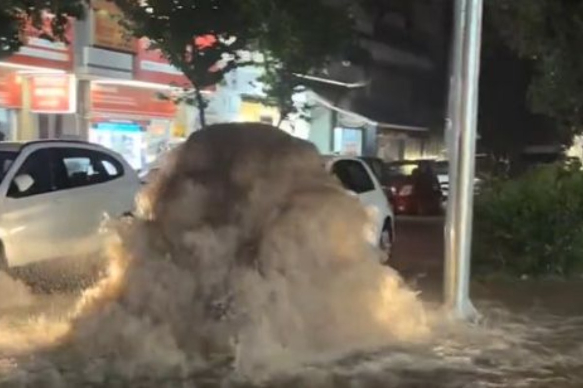 «Έσκασαν» φρεάτια από τη βροχή στην Καλλιθέα ‑ Βίντεο