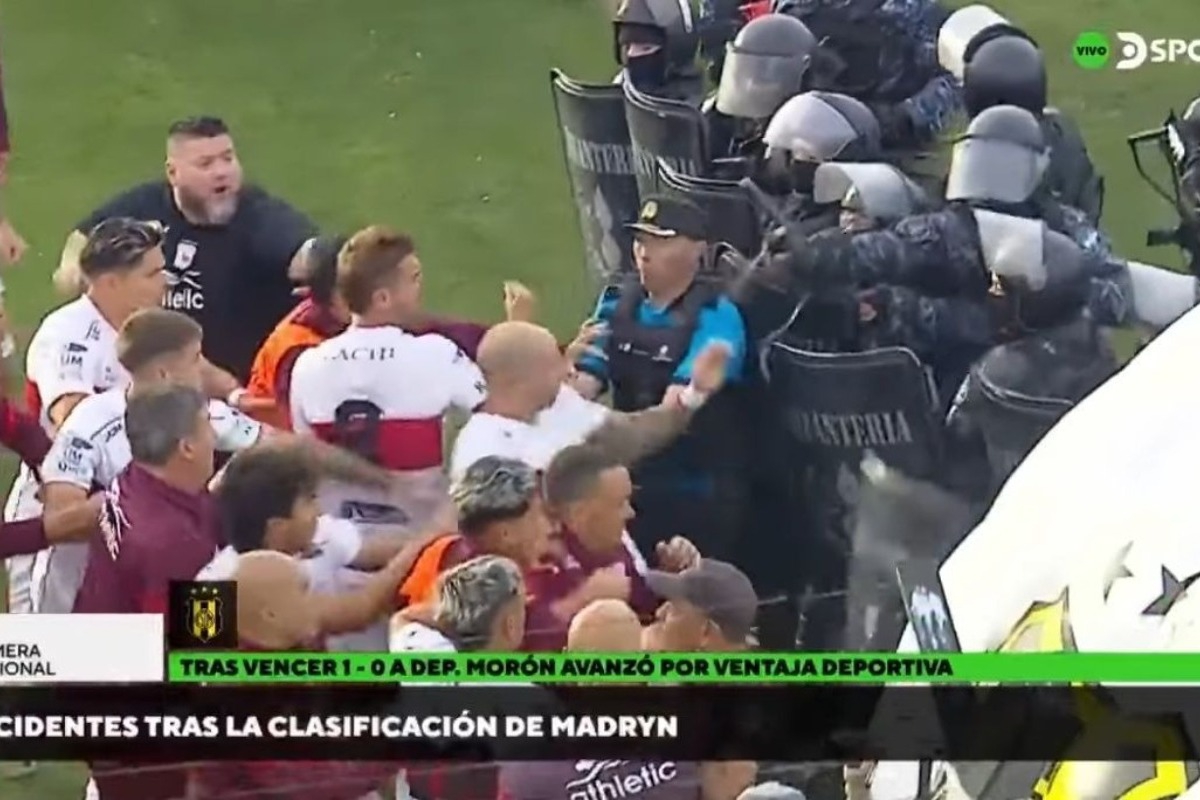 Εικόνες ντροπής στην Αργεντινή: Αγριο ξύλο στον αγωνιστικό χώρο και χρήση χημικών από την αστυνομία - Εικόνες ντροπής στην Αργεντινή: Αγριο ξύλο στον αγωνιστικό χώρο και χρήση χημικών από την αστυνομία