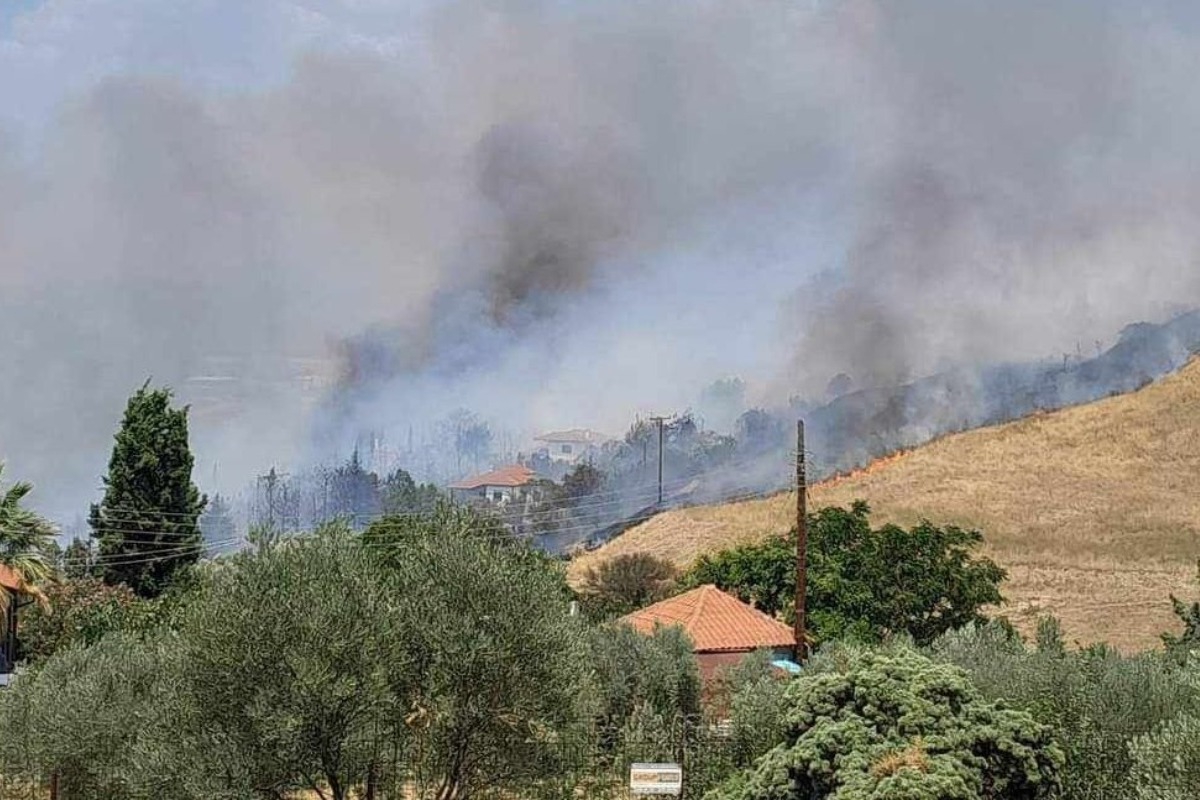 Φωτιά στη Θεσσαλονίκη ‑ Έχει πλησιάσει επικίνδυνα αυλές σπιτιών