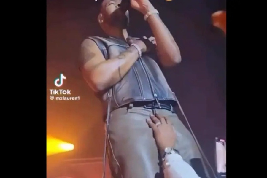 Σεξουαλική παρενόχληση on stage για τραγουδιστή: Θαυμάστρια του έπιασε τα γεννητικά όργανα