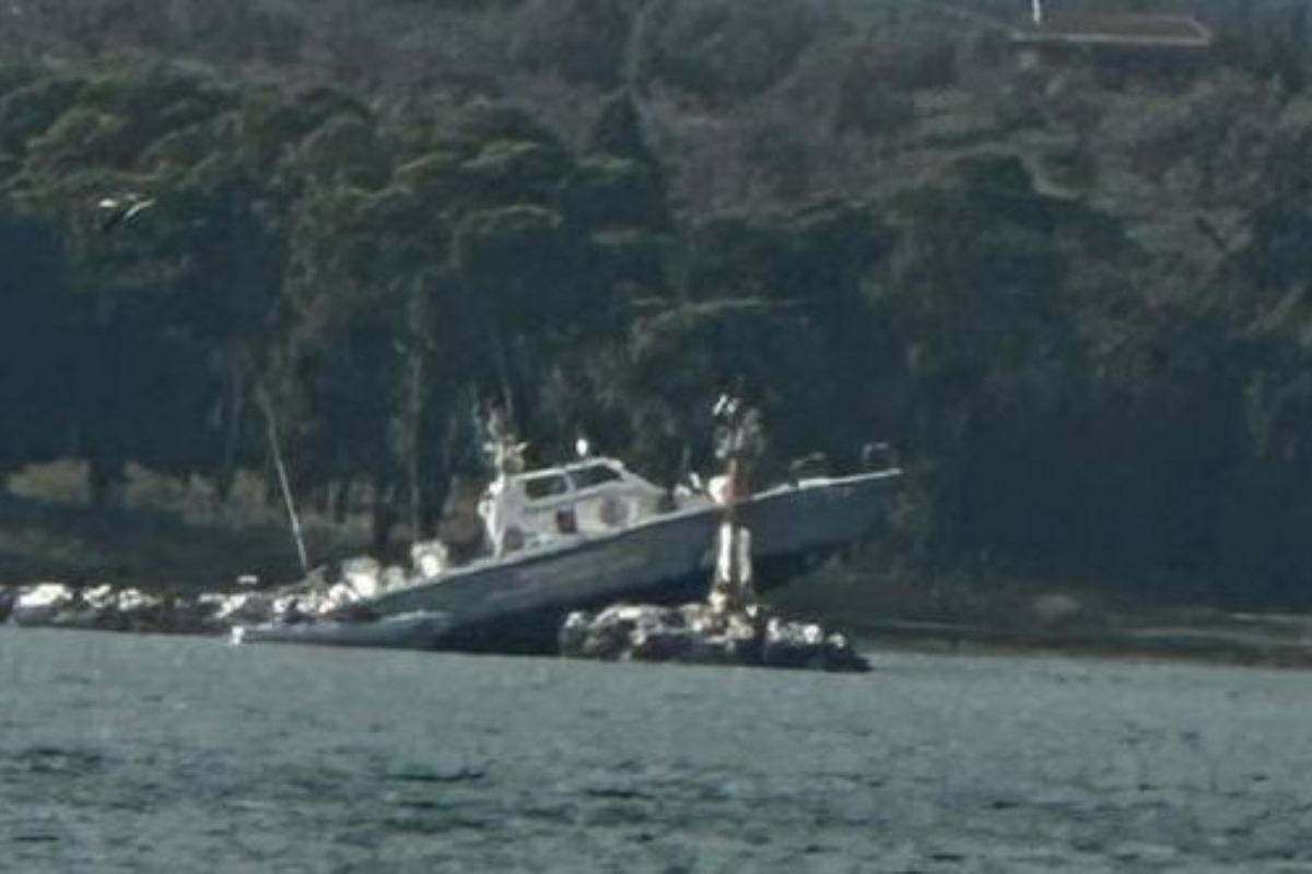Σκάφος του Λιμενικού προσέκρουσε σε βράχια στο λιμάνι του Βόλου