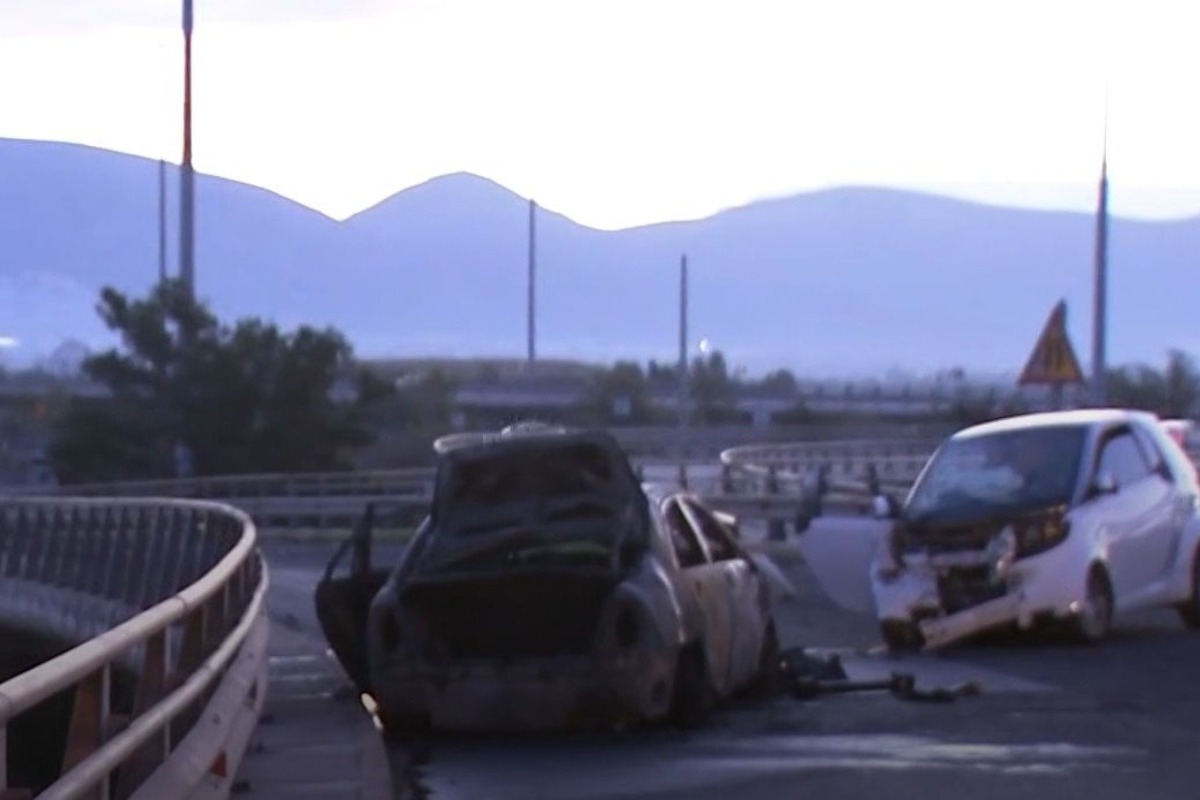 Φάληρο: Κάηκε ολοσχερώς αυτοκίνητο μετά από σύγκρουση ‑ Είχε μπει στο αντίθετο ρεύμα