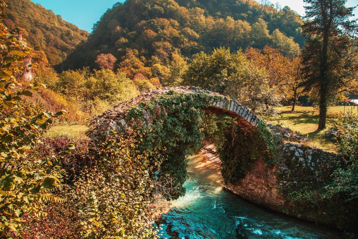 Φθινοπωρινή Ελλάδα: 5 μέρη που δείχνουν πιο όμορφα τώρα απ’ ό,τι το καλοκαίρι