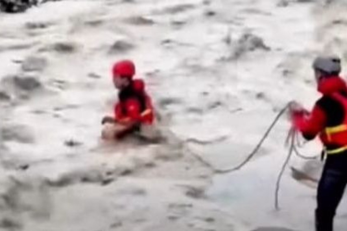 Τζουμέρκα: Η στιγμή της διάσωσης πυροσβέστη της ΕΜΑΚ που παρασύρθηκε από τα ορμητικά νερά ποταμού - Σε βίντεο ντοκουμέντο καταγράφεται η στιγμή που ο διασώστης επιχειρούσε να διασχίσει τον Ραφτανίτη ποταμό