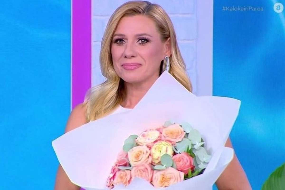 Κατερίνα Καραβάτου: «Πάγωσε» με την ανώνυμη ανθοδέσμη που έλαβε στον αέρα ‑ «Μου κάνετε πλάκα;»
