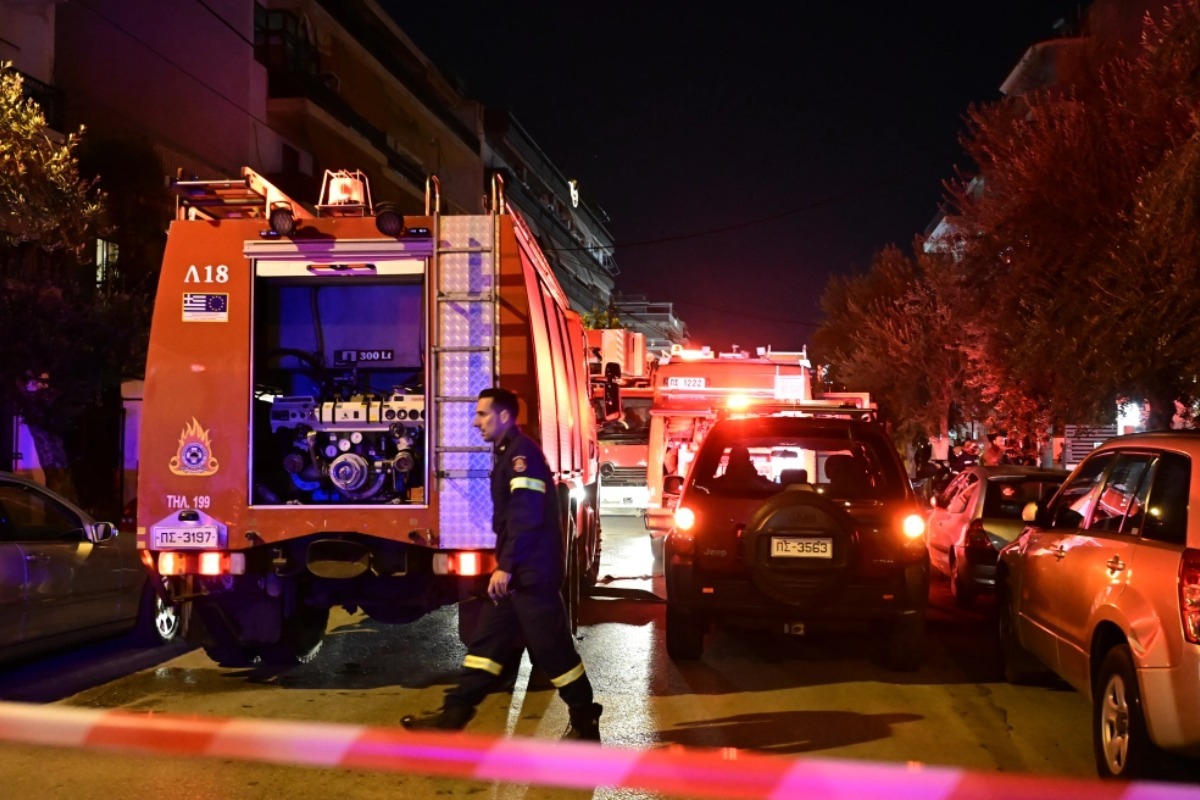 Χωρίς τις αισθήσεις τους δύο άνδρες που εγκλωβίστηκαν σε φωτιά σε διαμέρισμα στην Καλλιθέα - Η φωτιά φέρεται να ξέσπασε μετά από έκρηξη θερμαντικού μέσου (πιθανότατα σόμπα υγραερίου)
