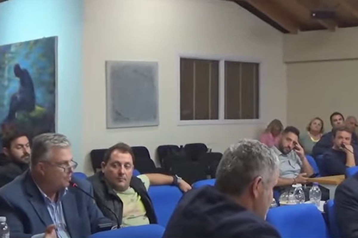 Χάος στο δημοτικό συμβούλιο Μεσολογγίου: «Θα κυκλοφορείτε με φουστίτσα»