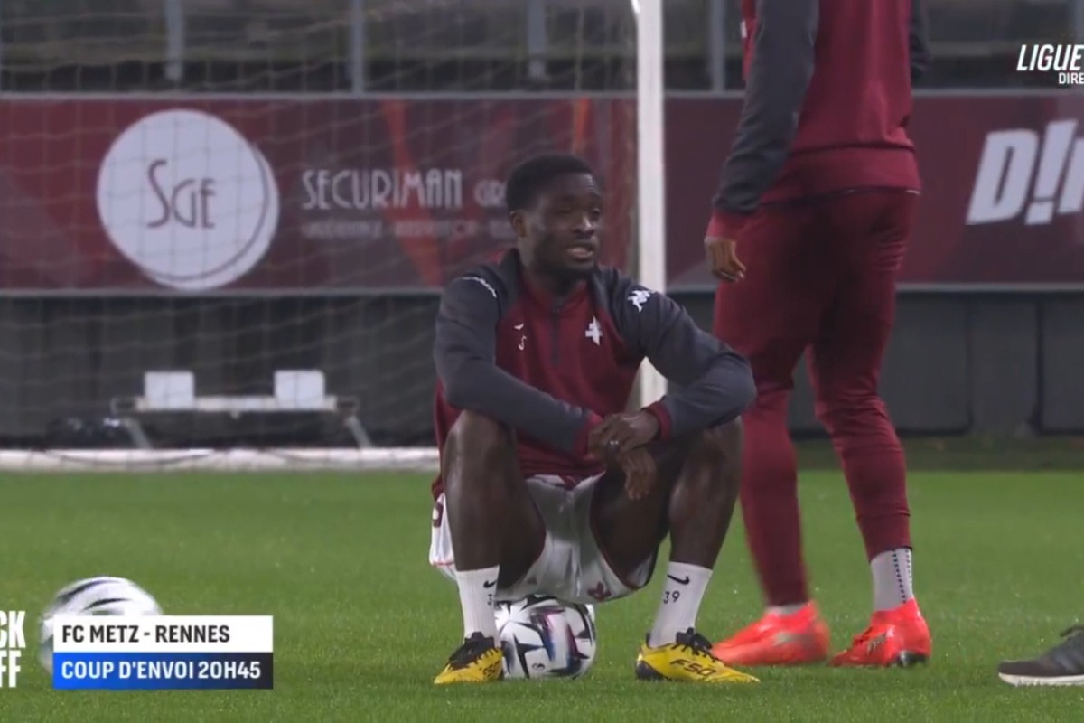 Αδιανόητο σκηνικό στη Γαλλία: Παίκτης αρνήθηκε να κάνει ζέσταμα και κάθισε πάνω σε μια μπάλα όταν έμαθε ότι δεν είναι βασικός