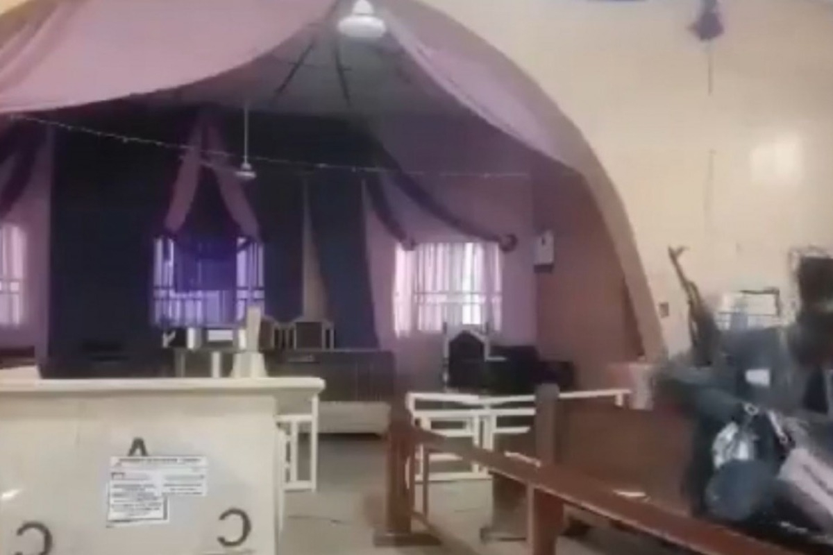 Η τρομακτική στιγμή που ένοπλοι εισβάλουν σε εκκλησία στη Νιγηρία