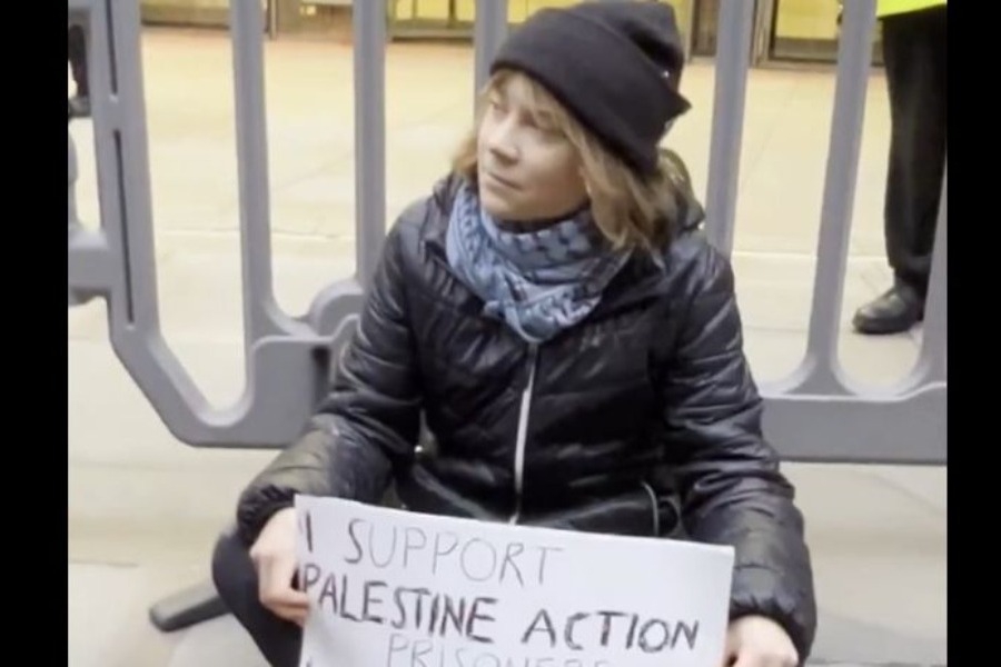 Βρετανία: Χειροπέδες στη Γκρέτα Τούνμπεργκ για επίδειξη πλακάτ - Η στιγμή της σύλληψης - Η επιγραφή που κρατούσε η Σουηδή ακτιβίστρια