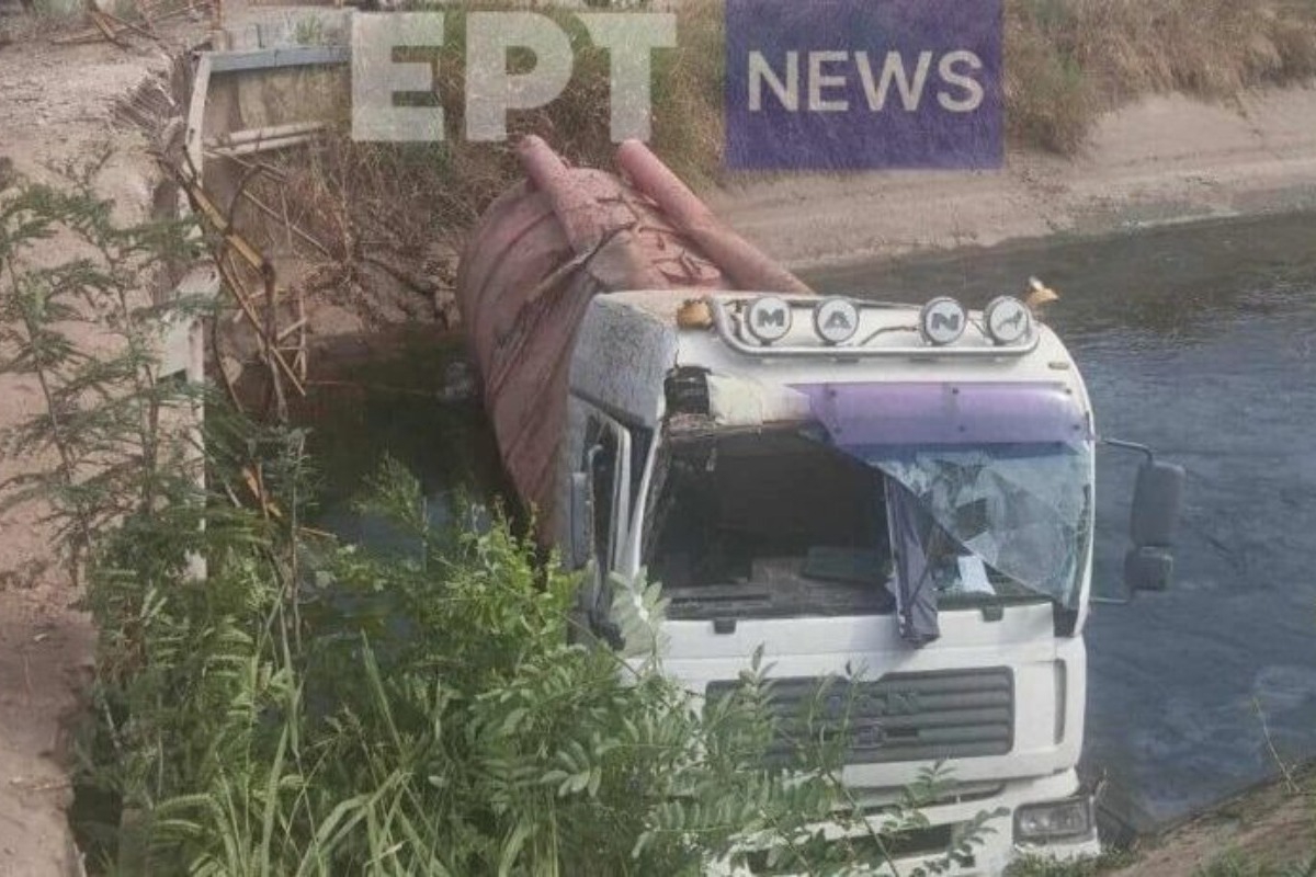 Σέρρες: Βυτιοφόρο ανετράπη και έπεσε σε κανάλι στην Εθνική Οδό ‑ Πυροσβέστες απεγκλώβισαν τον οδηγό