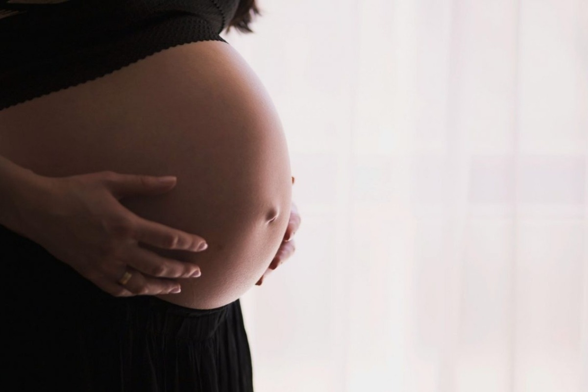 Έγκυος πασίγνωστη παρουσιάστρια ‑ Τι αποκάλυψε τηλεοπτική εκπομπή