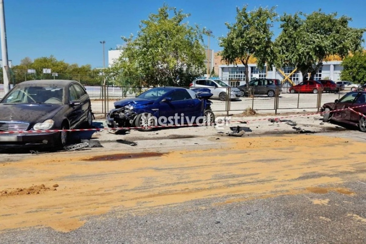 Θεσσαλονίκη: ΙΧ έπεσε πάνω σε τέσσερα σταθμευμένα οχήματα ‑ Συνελήφθη 31χρονος οδηγός