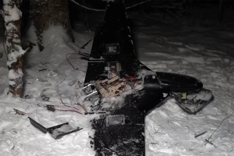 Η Μόσχα δημοσίευσε βίντεο με συντρίμμια drone ως «απόδειξη» για τους ισχυρισμούς περί ουκρανικής επίθεσης στο σπίτι του Πούτιν - «Έχουν ως στόχο τον αντιπερισπασμό», λέει η Κάγια Κάλλας