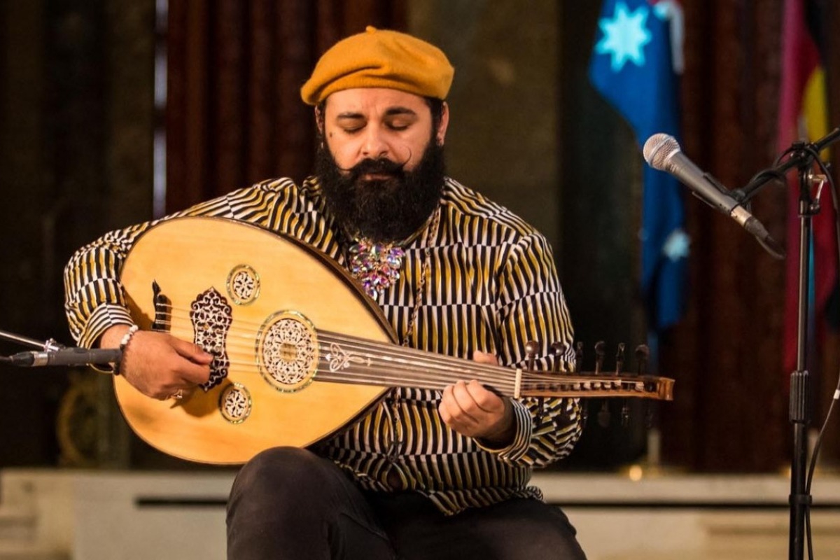 «Αν η Mariah Carey ήταν Αιγύπτια» – Η viral εκτέλεση του “All I Want For Christmas Is You” με… ούτι