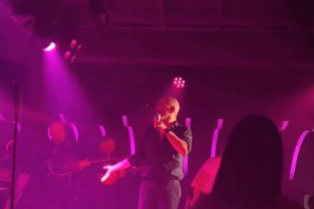 Έξαλλος ο Βαλάντης με τους μουσικούς του ‑ Η αηδιαστική κίνηση στην πίστα