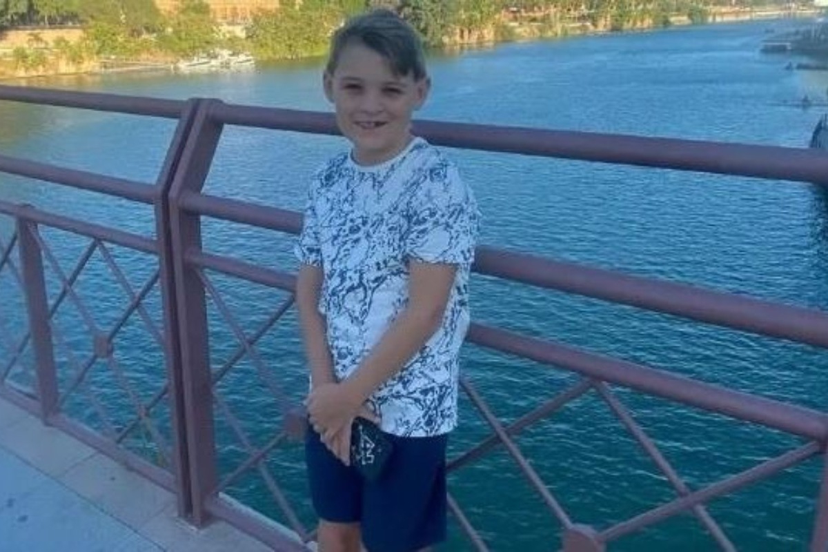 Πορτογαλία: 13χρονος μαχαιρώθηκε μέχρι θανάτου - Δράστης ο πρώην σύντροφος της μητέρας του - Ένας 13χρονος Βρετανός φέρεται να μαχαιρώθηκε μέχρι θανάτου στην Πορτογαλία . Βασικός ύποπτος ο πρώην σύντροφος της μητέρας του ο οποίος λίγο μετά έδω