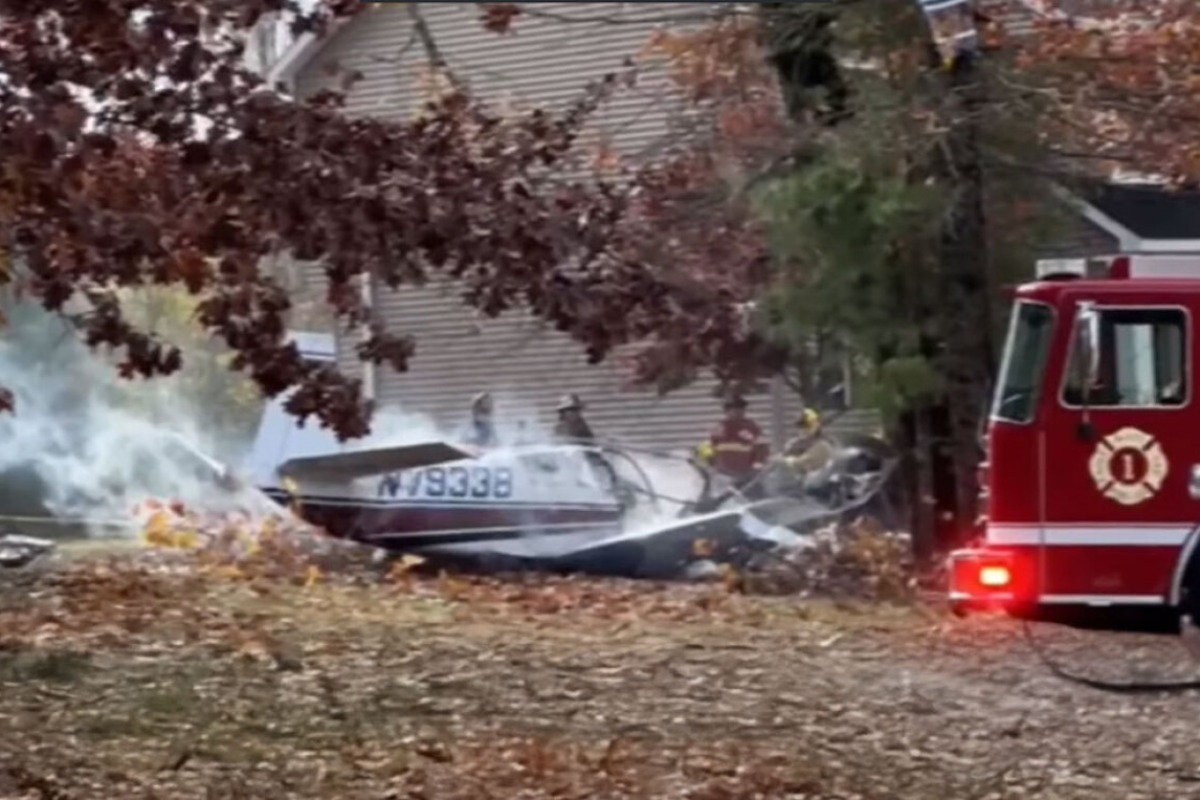 Συντριβή μικρού αεροσκάφους έξω από σπίτι στη Σαρατόγκα Νέας Υόρκης - Βίντεο - Το τετραθέσιο αεροσκάφος 1964 Mooney M20E προσέκρουσε σε ένα δέντρο και κατέληξε στην αυλή σπιτιού