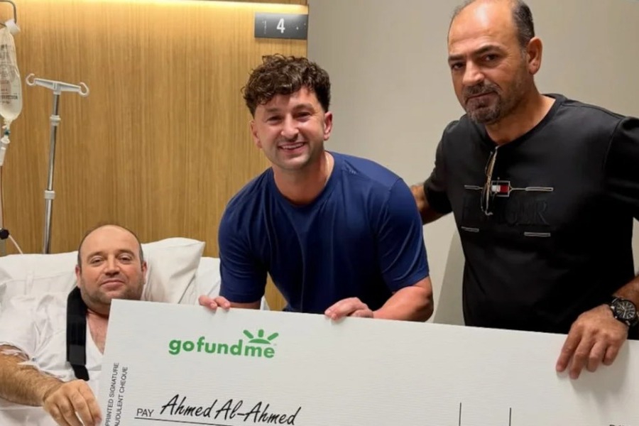 Έδωσαν επιταγή 2,5 εκατ. δολαρίων στον ήρωα του μακελειού της Αυστραλίας - «Το αξίζω;» ρώτησε - Την επιταγή τού την παρέδωσε ο Zachery Dereniowski, ένας Καναδός influencer που συνδιοργάνωσε τη διαδικτυακή καμπάνια συγκέντρωσης χρημάτων