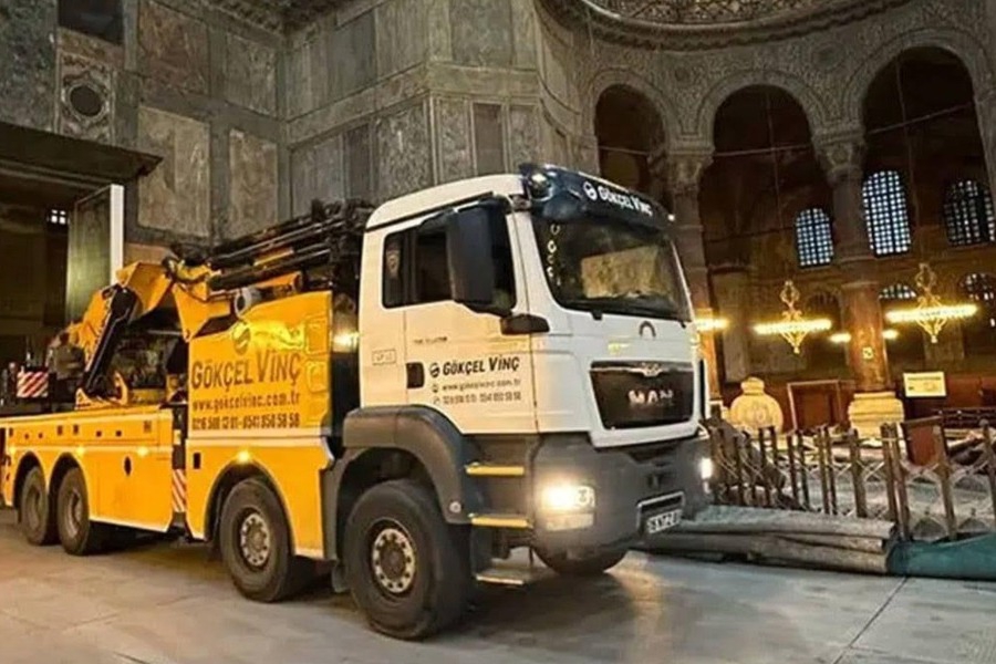 Κωνσταντινούπολη: Αντιδράσεις για τα φορτηγά μέσα στην Αγία Σοφία