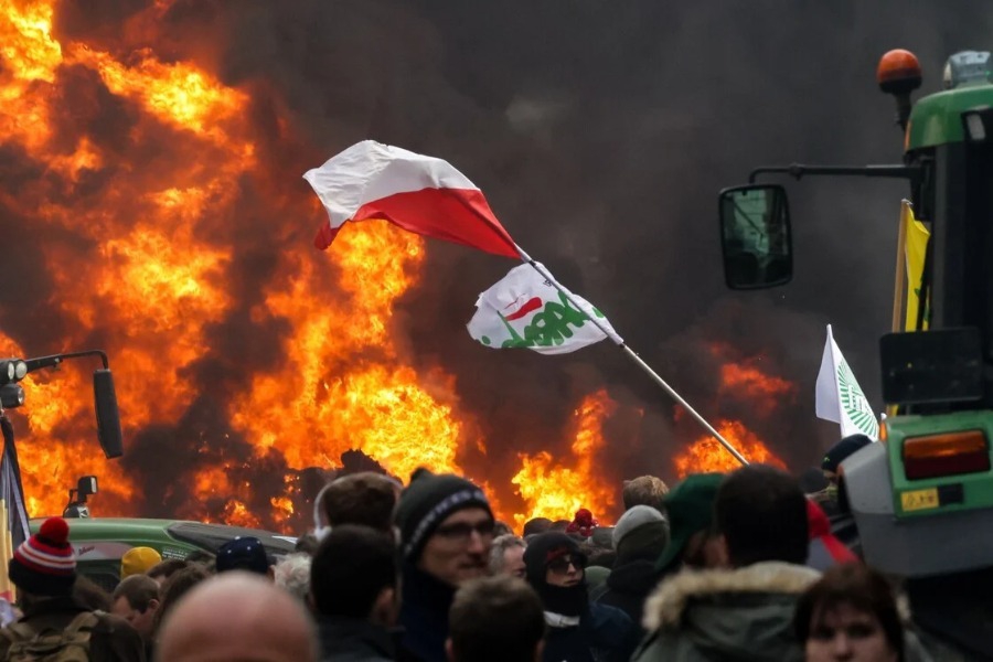 Μπλόκα αγροτών στις Βρυξέλλες: Επεισόδια με συγκρούσεις και χημικά ‑ Έκαψαν χριστουγεννιάτικο δέντρο
