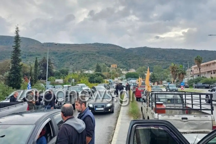 Μπλόκα αγροτών: Δακρυγόνα και ένταση στο αεροδρόμιο του Ηρακλείου - Με ρίψη χημικών και κρότου λάμψης απάντησε η αστυνομία στην προσπάθεια των αγροτών να σπάσουν τον αστυνομικό φραγμό και να αποκλείσουν το αεροδρόμιο