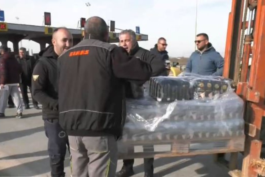 Θεσσαλονίκη: Αγρότες από το μπλόκο Μαλγάρων μοίρασαν ρύζι σε διερχόμενους οδηγούς