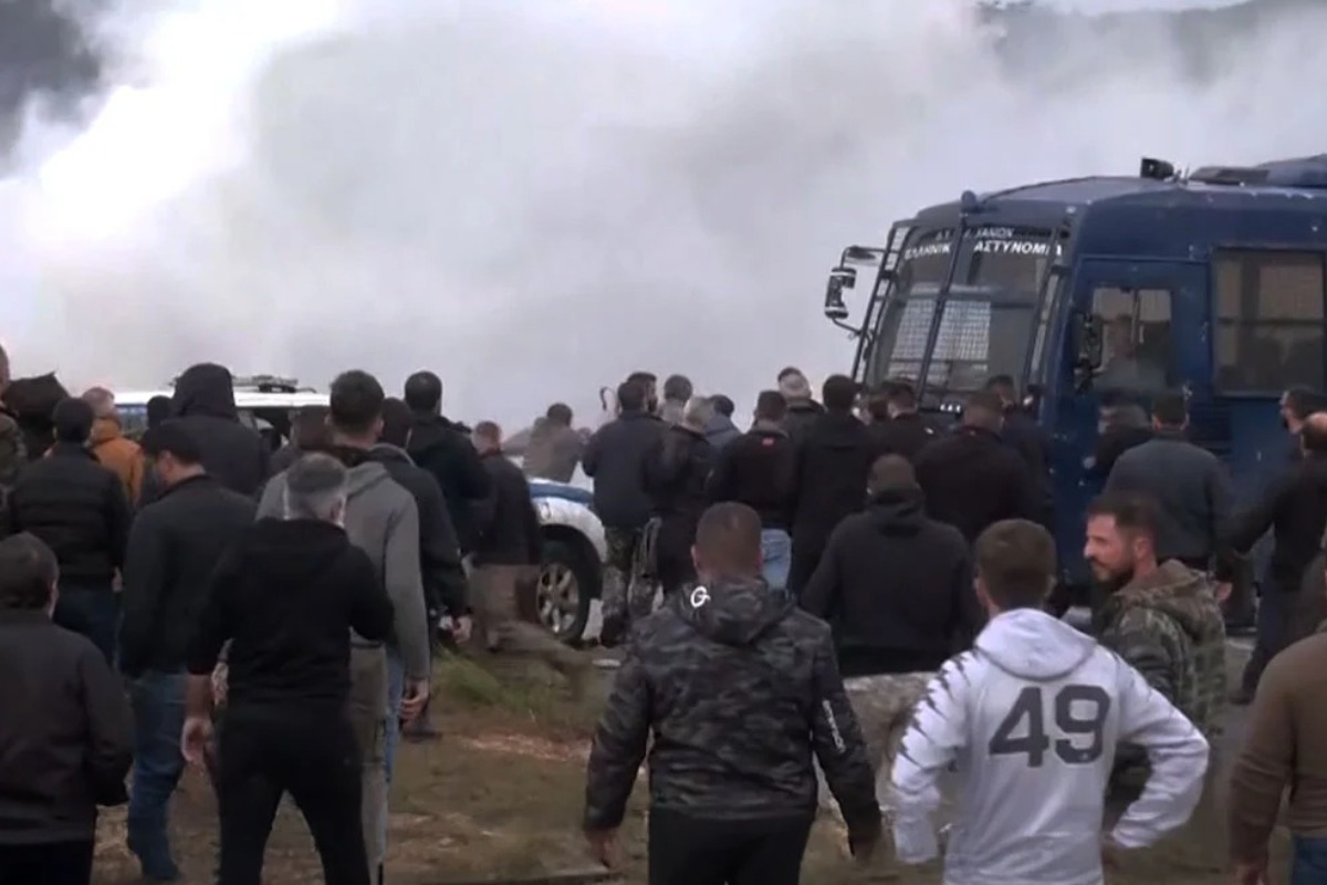 Κλειστά τα αεροδρόμια σε Ηράκλειο και Χανιά ‑ Σοβαρά επεισόδια με πετροπόλεμο και χημικά