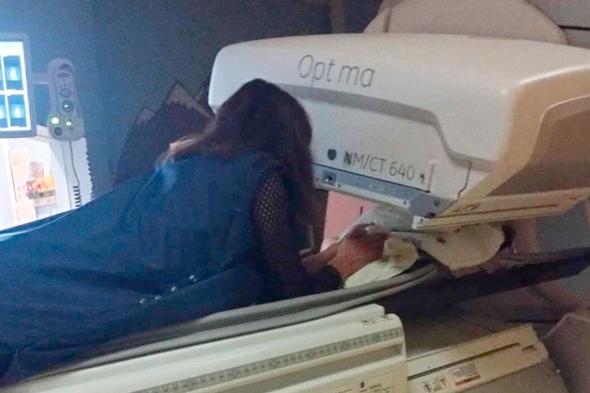 Συγκινητική κίνηση από ακτινολόγο ‑ Μπήκε μαζί στον αξονικό τομογράφο με εγκαταλελειμμένο βρέφος