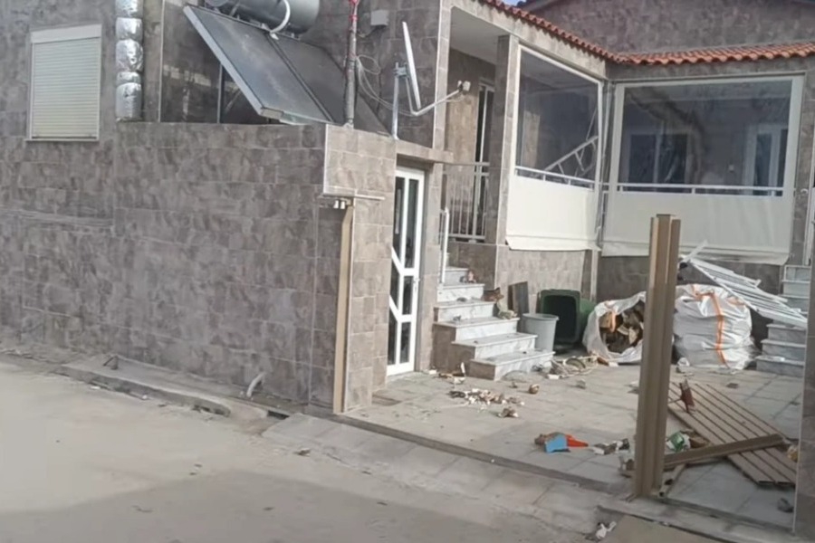 Στη φυλακή η μητέρα του 3χρονου που πέθανε από ασιτία στην Αλεξανδρούπολη - Αγνωστοι επιτέθηκαν στο σπίτι της οικογένειας στην περιοχή Τέρμα Αβανος, προκαλώντας σοβαρές ζημιές