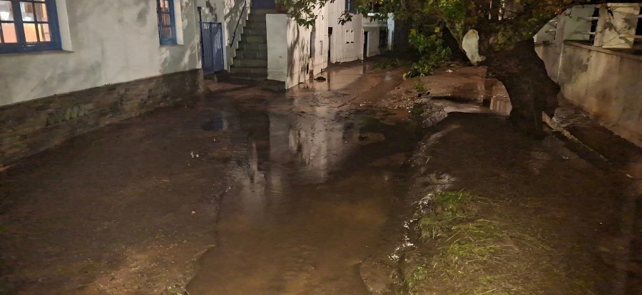 Προβλήματα στην Ανδρο από ισχυρή νεροποντή: Υπερχείλισε χείμαρρος, γέμισαν λάσπες οι δρόμοι