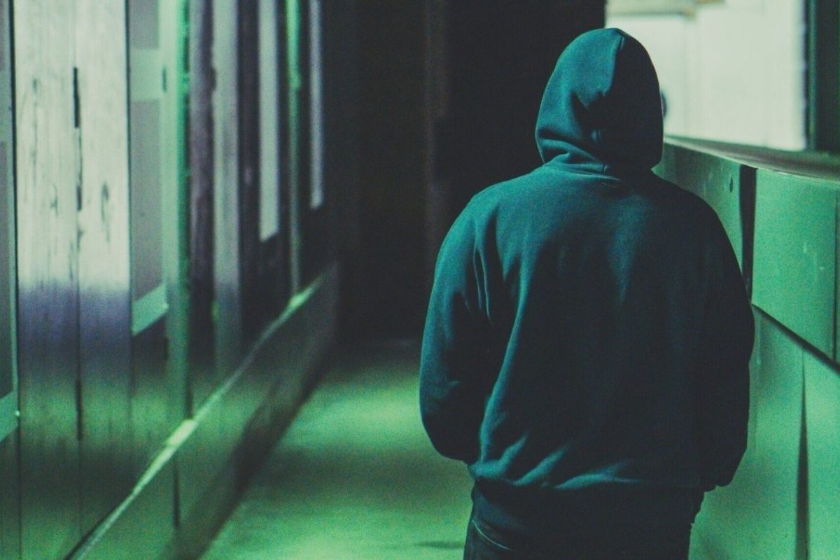 Αμαλιάδα: 14χρονος εκβίαζε επί εβδομάδες 12χρονο συμμαθητή του - Ο 14χρονος «νταής» συνελήφθη, ενώ χειροπέδες πέρασαν οι αστυνομικοί και στη μητέρα του για παραμέληση εποπτείας ανηλίκου