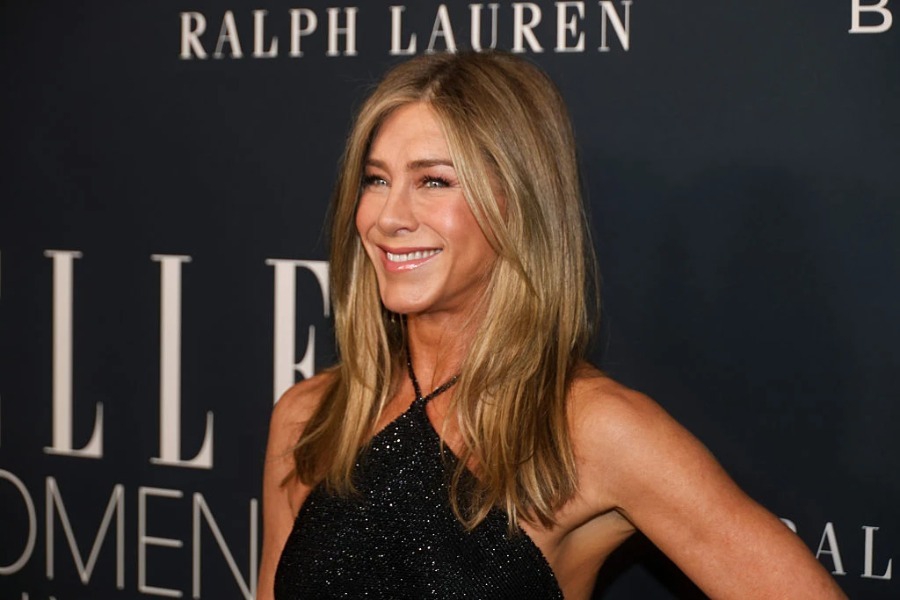 Η Jennifer Aniston ποζάρει με μπικίνι δίπλα στην πισίνα