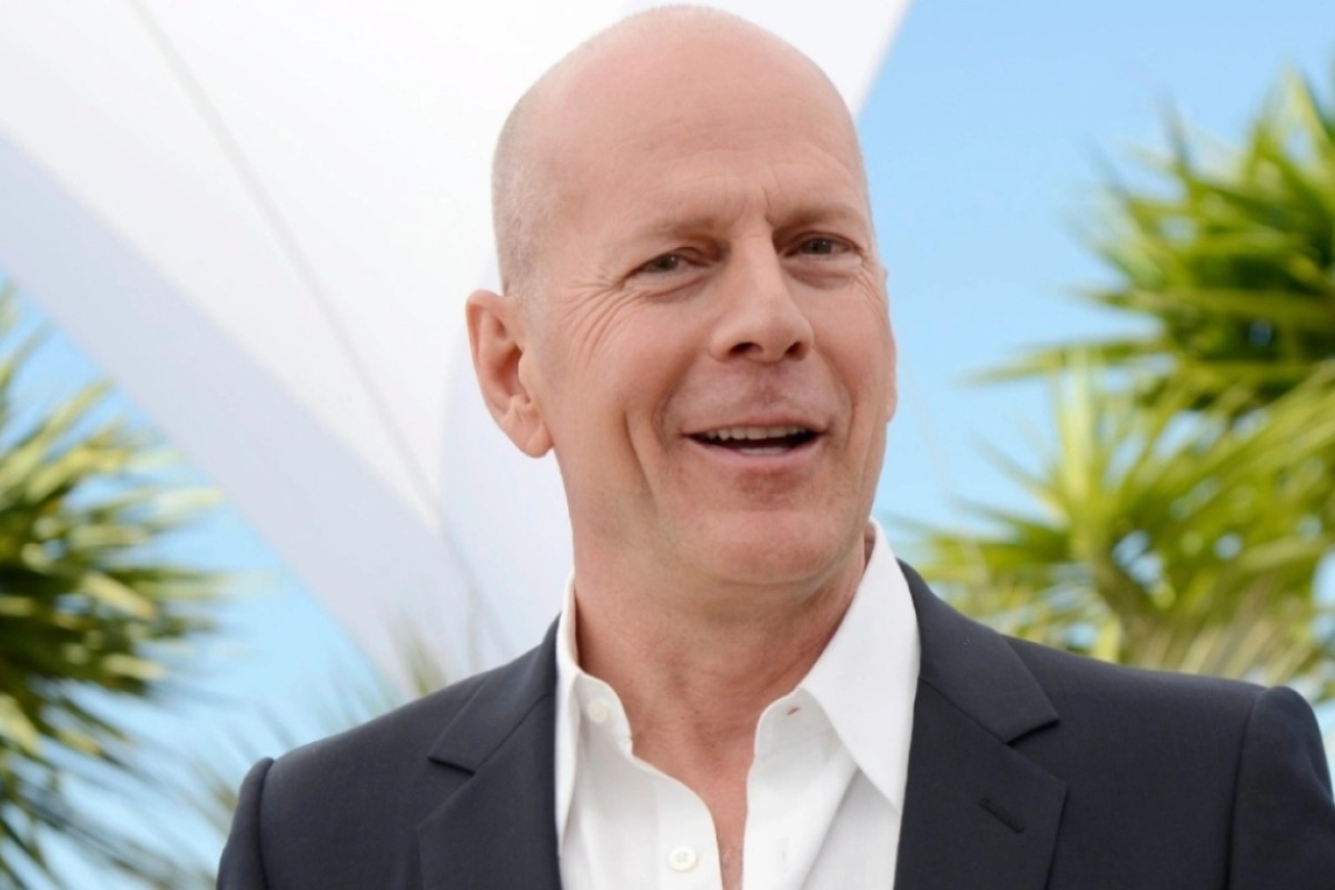 Ραγίζει καρδιές ο Μπρους Γουίλις: Πιάνει το χέρι του φροντιστή του σε σπάνια δημόσια εμφάνιση