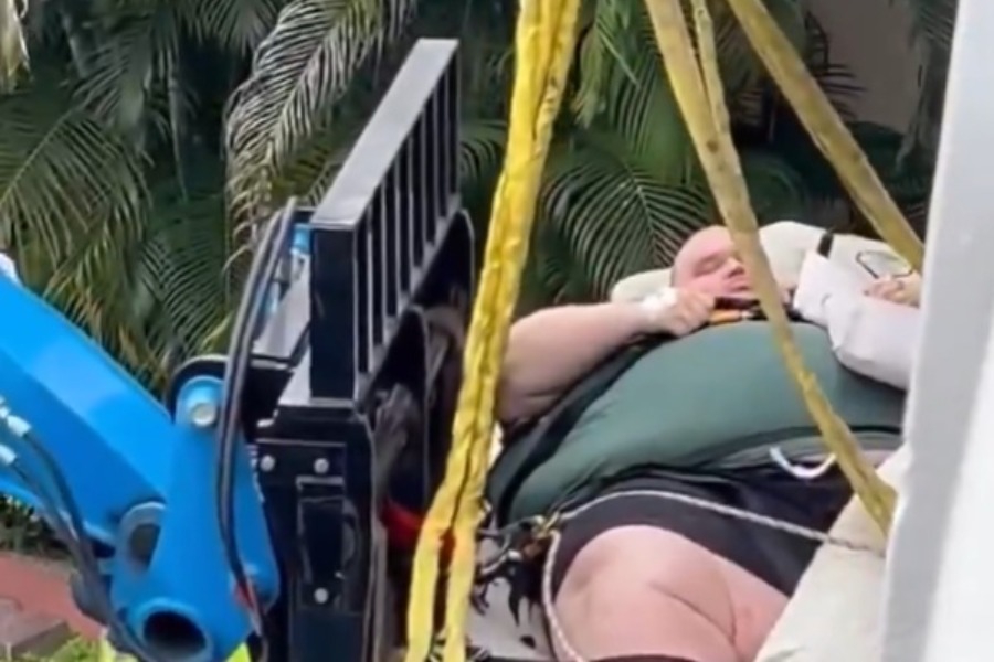 Η στιγμή που γερανός κατεβάζει άνδρα 272 κιλών που δεν μπορεί να μετακινηθεί από το σπίτι του στη Φλόριντα