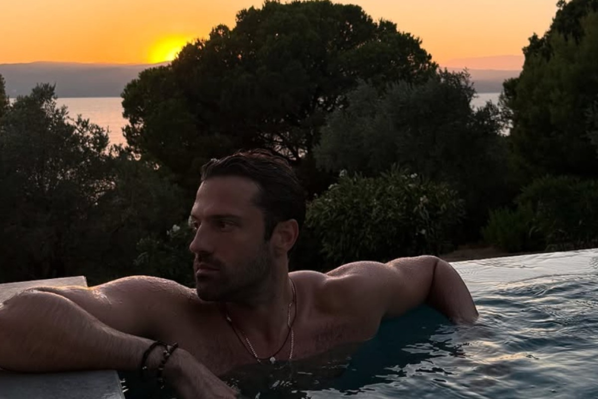 Στη Σκιάθο ο Κωνσταντίνος Αργυρός ‑ Ποζάρει στην πισίνα με φόντο το ηλιοβασίλεμα