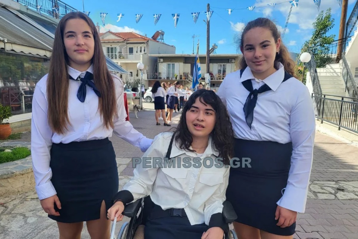 Θεσπιές: Έκανε παρέλαση η μικρή Αλεξία 6 χρόνια μετά τον βαρύτατο τραυματισμό της στο κεφάλι από αδέσποτη σφαίρα - Τη συνόδευσαν η μητέρα της και δύο συμμαθήτριές της - Το Πάσχα του 2019 η 8χρονη τότε Αλεξία είχε τραυματιστεί στο κεφάλι