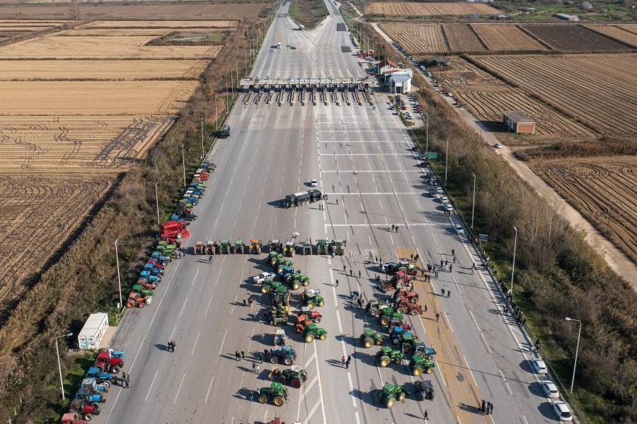 Αγρότες «σφραγίζουν» την Αθηνών–Θεσσαλονίκης: Νέα τρακτέρ στο μπλόκο της Νίκαιας