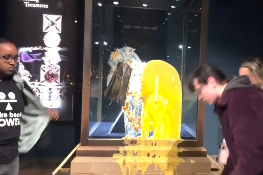 Βρετανία: Διαδηλωτές πέταξαν φαγητό στο Αυτοκρατορικό Στέμμα του Κράτους‑ Tέσσερις συλλήψεις