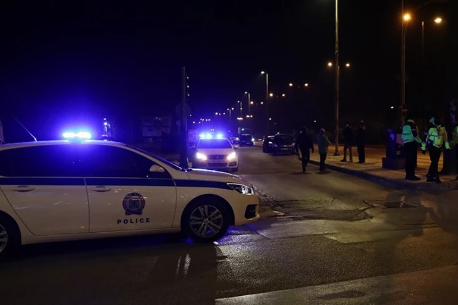 Απίστευτο βίντεο: Αυτοκίνητο μπήκε στο αντίθετο ρεύμα στη λεωφόρο Μεσογείων - Το φανάρι ωστόσο ήταν πράσινο και αυτό δυσκόλεψε την προσπάθεια να αποφεύγει το σοβαρό λάθος του