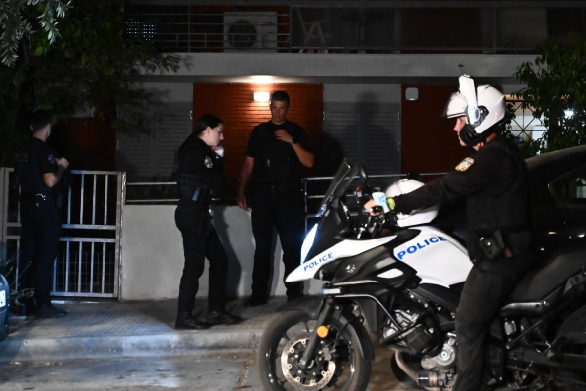 Θρίλερ στο Νέο Κόσμο με το ηλικιωμένο ζευγάρι που βρέθηκε νεκρό με όπλο δίπλα του - Τι εξετάζουν οι Αρχές