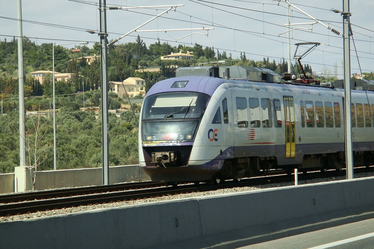 Σύγκρουση συρμού του Προαστιακού με δίκυκλο στην Αθήνα ‑ Εγκατέλειψε το σημείο ο αναβάτης