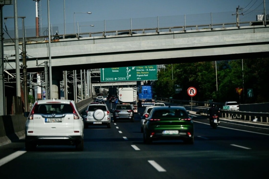 Συνελήφθησαν δύο άτομα που «έτρεχαν» με 250 χλμ/ώρα στην Αττική Οδό