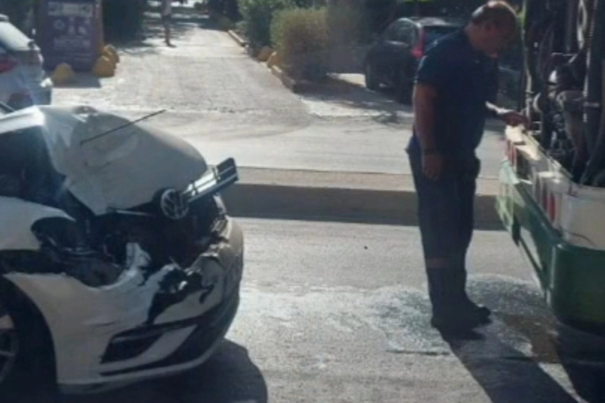 Σύγκρουση λεωφορείου με αυτοκίνητο στη λεωφόρο Αχαρνών - Διακόπηκε η κυκλοφορία λόγω λαδιών στον δρόμο - Τα αίτια του τροχαίου παραμένουν άγνωστα, δεν υπάρχουν αναφορές για τραυματίες