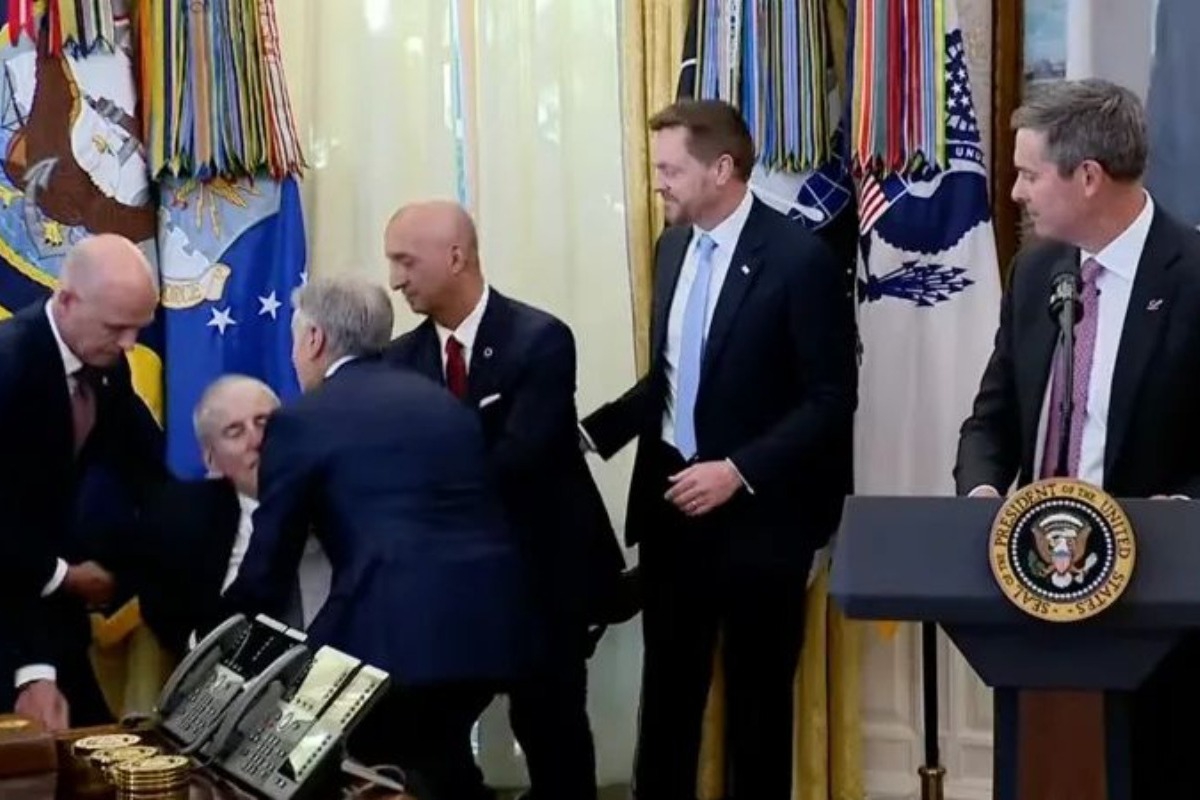 Λευκός Οίκος: Η στιγμή που άνδρας καταρρέει μπροστά στον Ντόναλντ Τραμπ στο Οβάλ Γραφείο