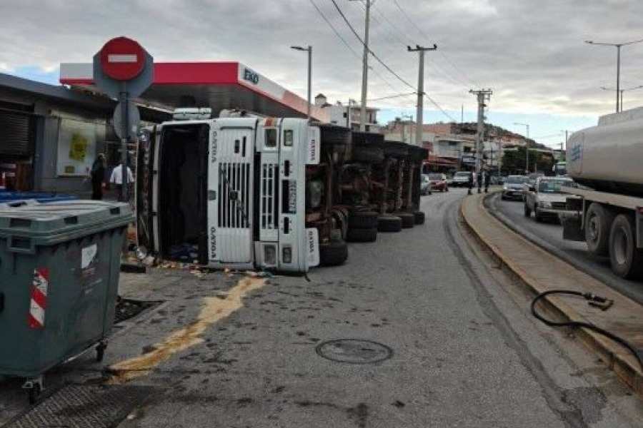 Σοβαρό τροχαίο στη Βάρη, ανετράπη νταλίκα που μετέφερε σακιά με χώμα