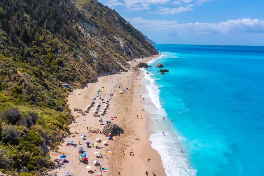 Λευκάδα: Καταγγελίες τουριστών και κατοίκων για εισιτήριο 10 ευρώ σε δημόσια παραλία