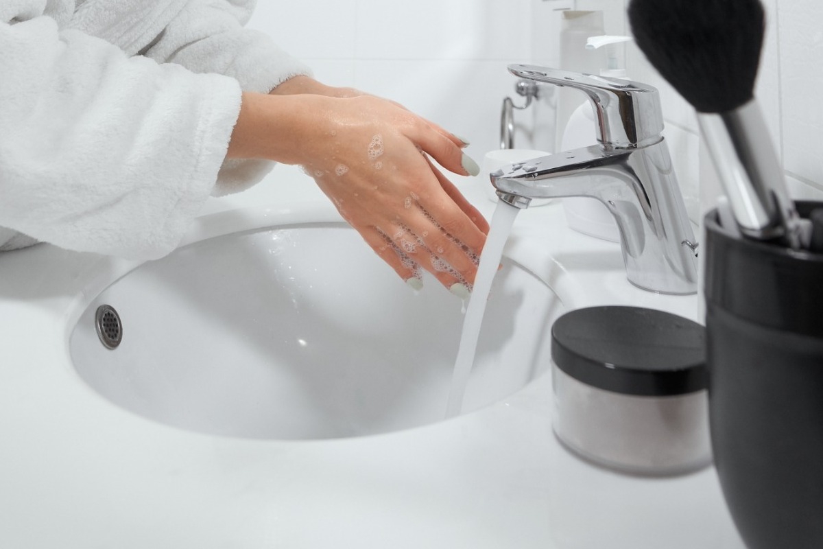 Δύο καθημερινές συνήθειες στο μπάνιο που ίσως δεν είναι τόσο αθώες όσο νομίζουμε